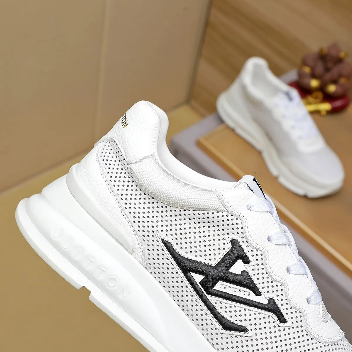 Ex-factory price: 440¥🌹🌹[LV Louis Vuitton] new low-top casual men's shoes. A must-have for fashionable men, new products are released in Hong Kong counters [strong], big-name style, European and American masters strongly create unique styles, comfortable on the feet, super soft outsole, super wear-resistant. Gives people a strong visual impact. Material: imported first-layer cowhide leather upper ➕rubber non-slip outsole, rubber graphics matching, 38 to 44